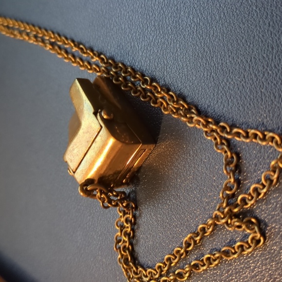 Polaroid camera necklace - Picture 4 of 4